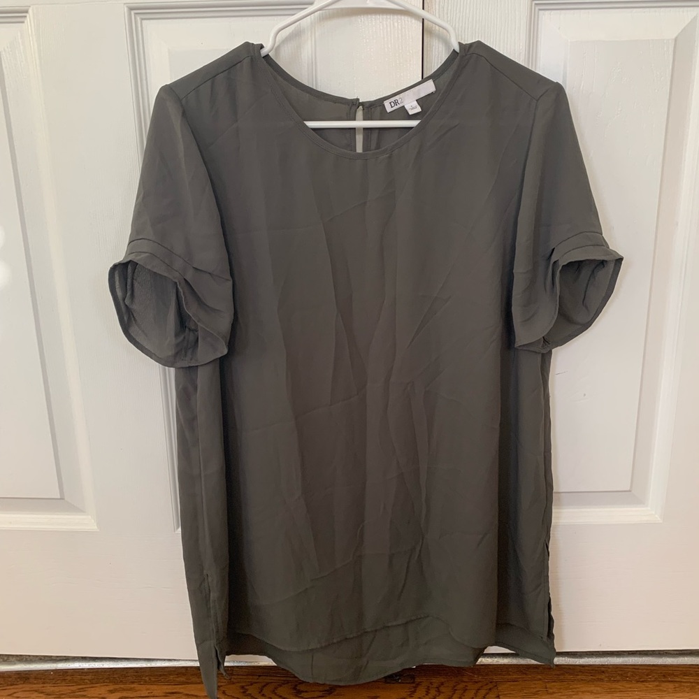 Flowy green top with ruffle sleeve